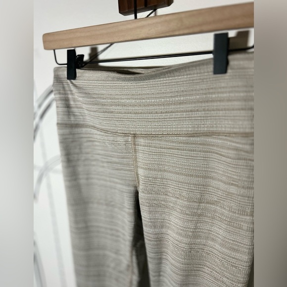 Athleta Cream Textured Women’s Capri Leggings, Size Small, Inner Pocket - Picture 3 of 11